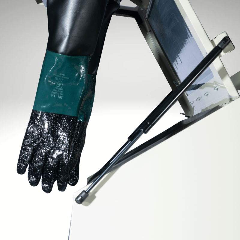 Zoom sur les gants et l'ouverture de la cabine