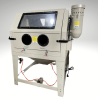 Sableuse 1200 L et son dépoussiéreur, vue de profil, cabine fermée Sableuse 1200 L et son dépoussiéreur, vue de profil, cabine fermée
