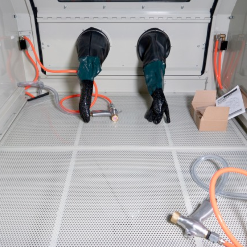 Gants et pistolet pour la cabine SB1200 par BPAC - espace de travail de la cabine microbillage 1200 Litres BPAC