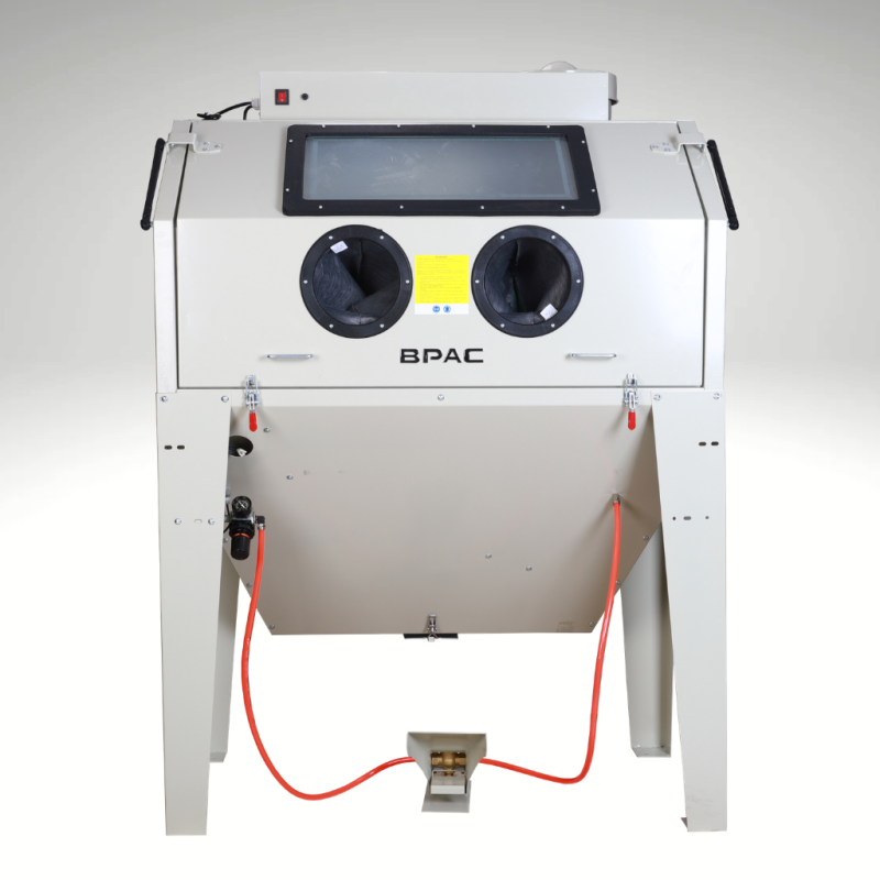 Vue de face de la cabine de Sablage professionnelle 420 L avec dépoussiéreur portes fermées