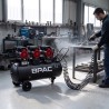 Compresseur 100 L silencieux dans atelier mécanique