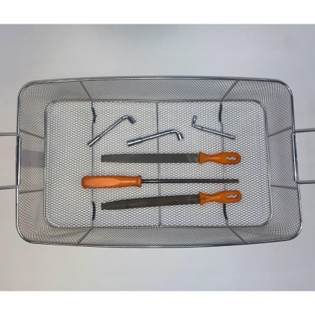 Panier Maille fine cuve ultrasons Bpac rempli avec des pièces Panier Maille fine cuve ultrasons Bpac rempli avec des pièces